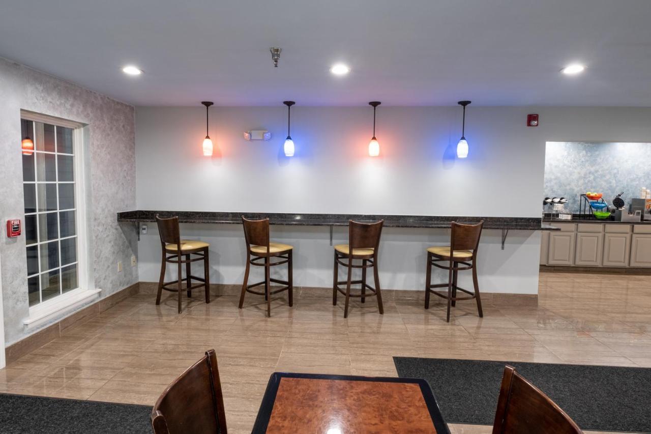 Hilltop Inn & Suites, Near Foxwoods Casino Норт-Стонінгтон Екстер'єр фото