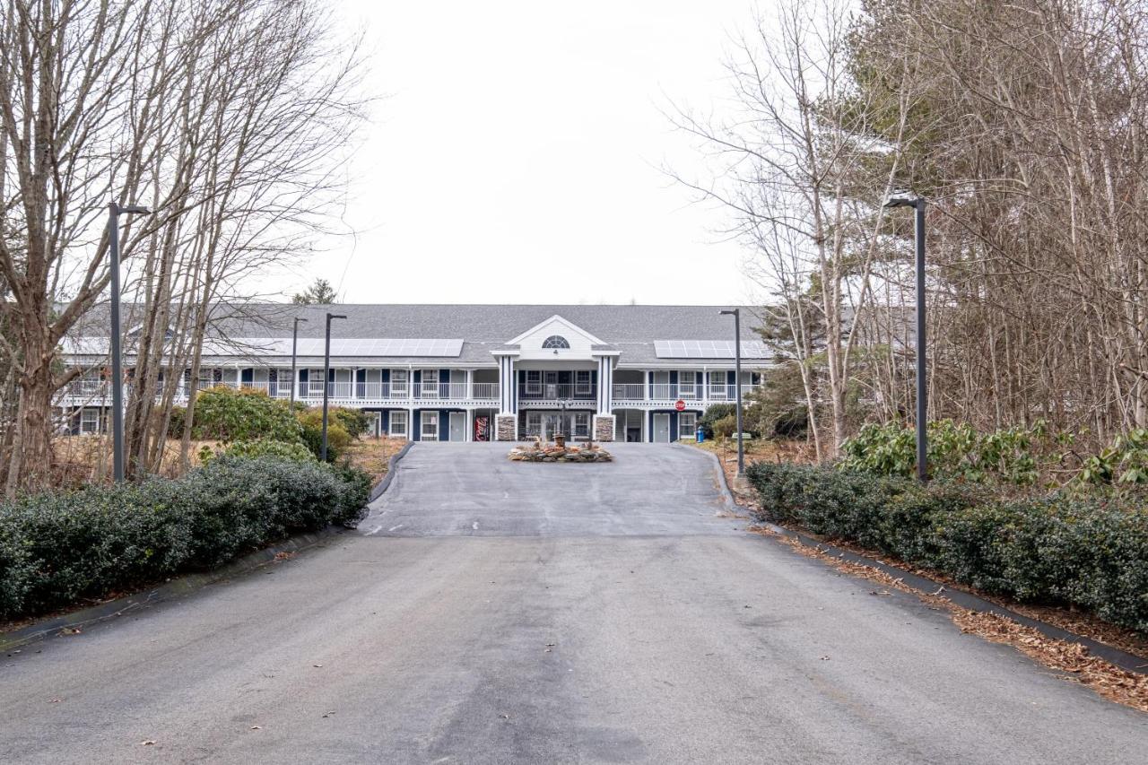 Hilltop Inn & Suites, Near Foxwoods Casino Норт-Стонінгтон Екстер'єр фото