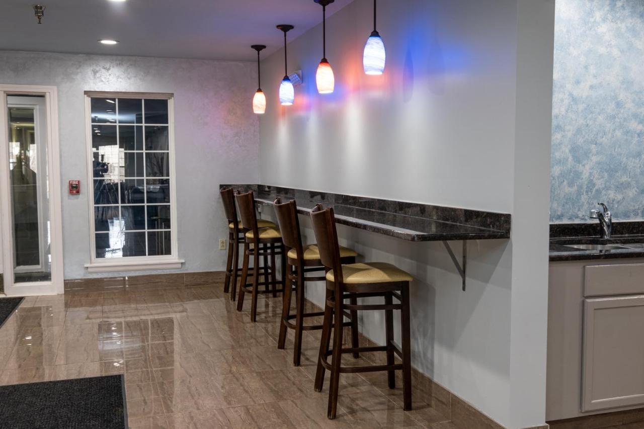 Hilltop Inn & Suites, Near Foxwoods Casino Норт-Стонінгтон Екстер'єр фото