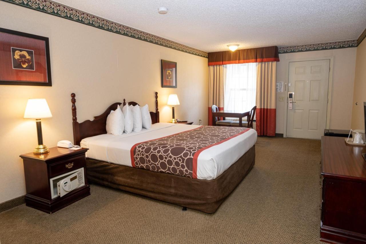 Hilltop Inn & Suites, Near Foxwoods Casino Норт-Стонінгтон Екстер'єр фото